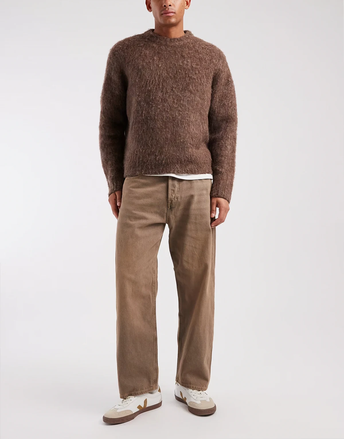– Alex – Obszerne brązowe jeansy z efektem sprania w stylu vintage