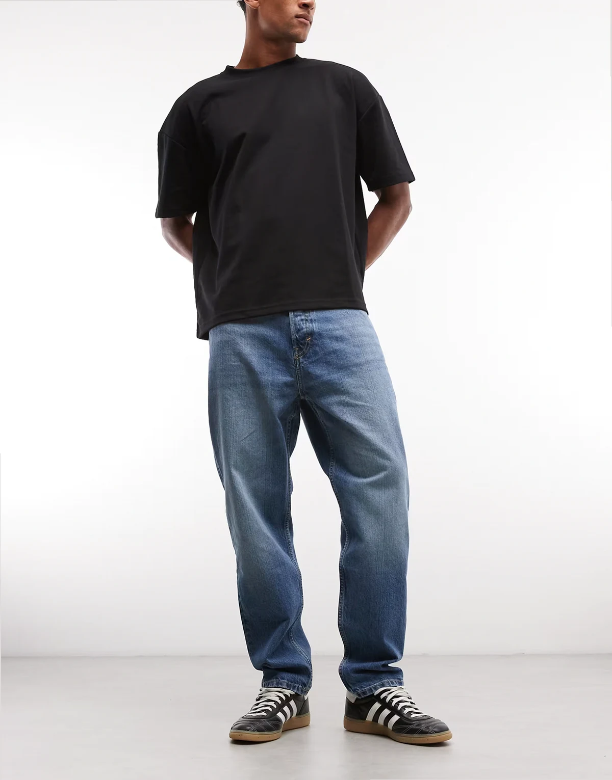 – Schmal zulaufende Relaxed-Fit-Jeans in mittelblauer Waschung