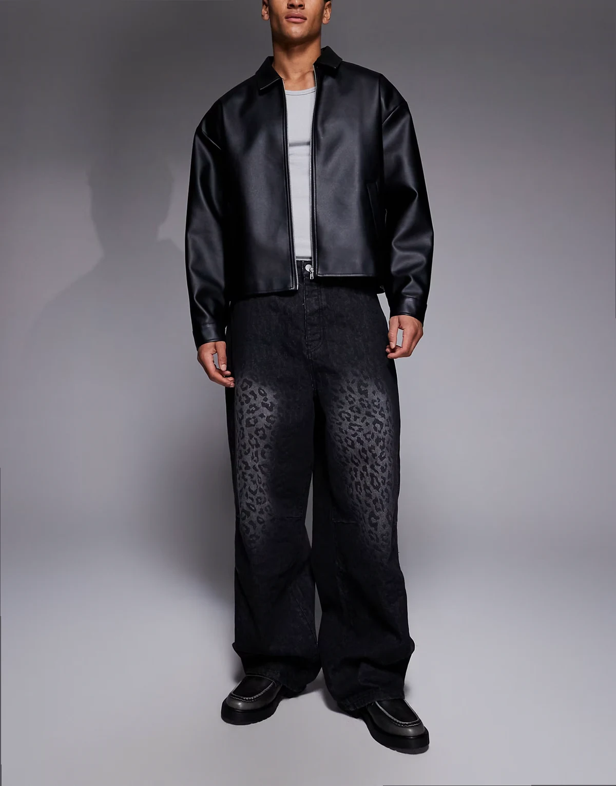 – Viper – Baggy-Jeans mit schwarzem Schlangenmuster