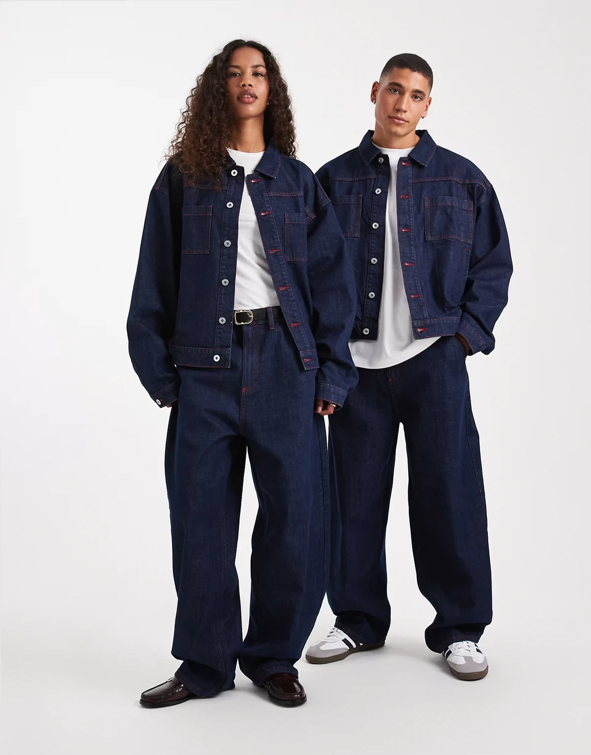 Unisex – Circular Design Collection – Niebieskie jeansy antifit z czerwonymi szwami