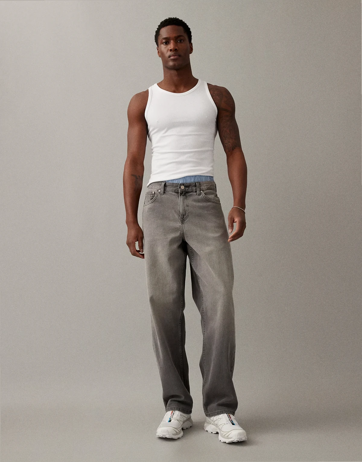 – Weite Jeans in Grau