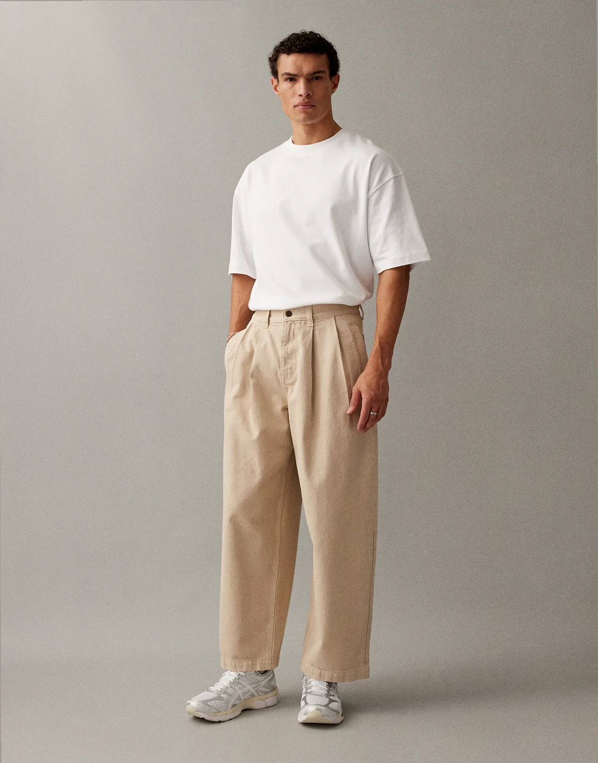 – Barrel-Jeans in Ecru mit Bundfalten