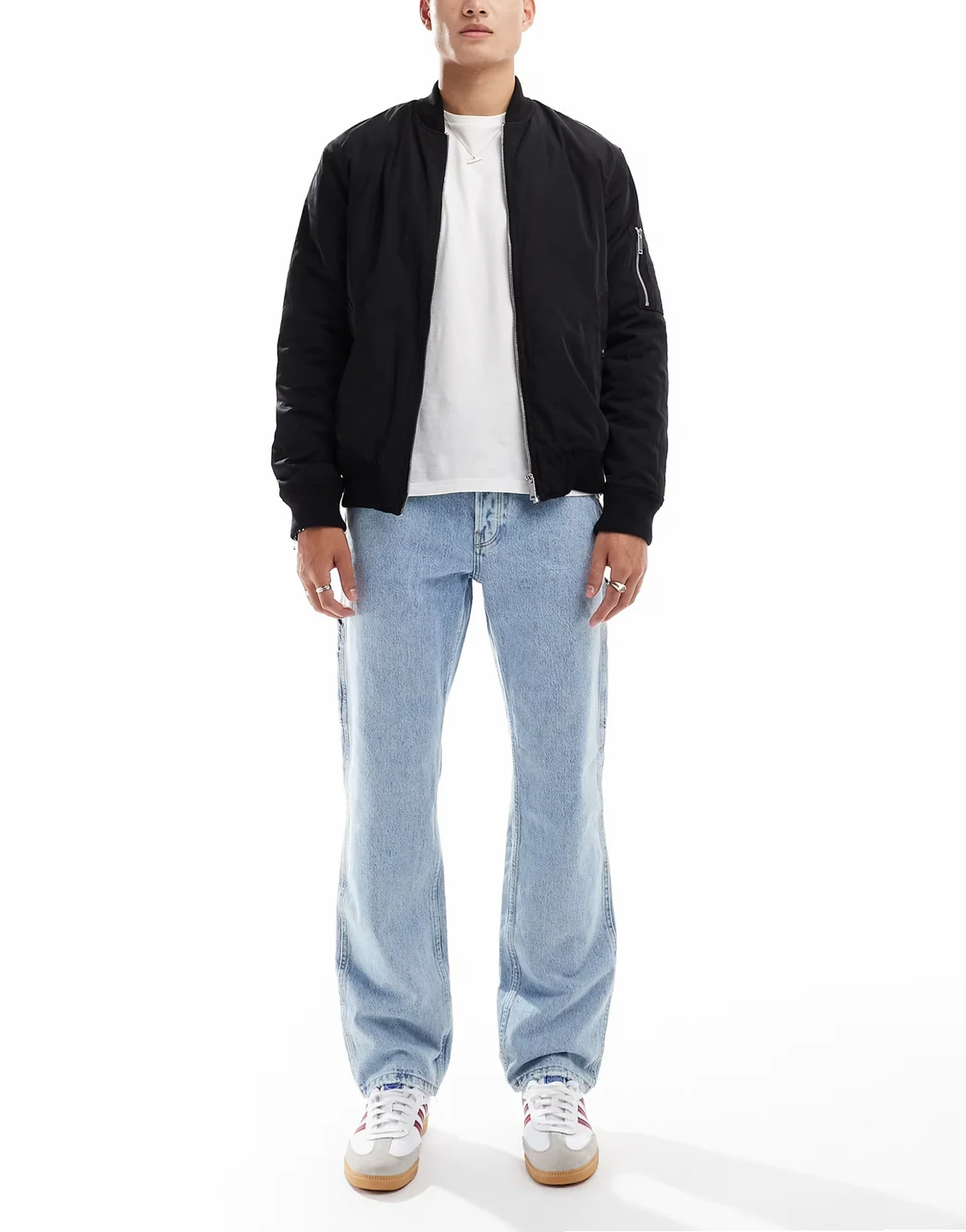 – Hellblaue Jeans mit geradem Schnitt und Kante in 90er-Jahre-Waschung