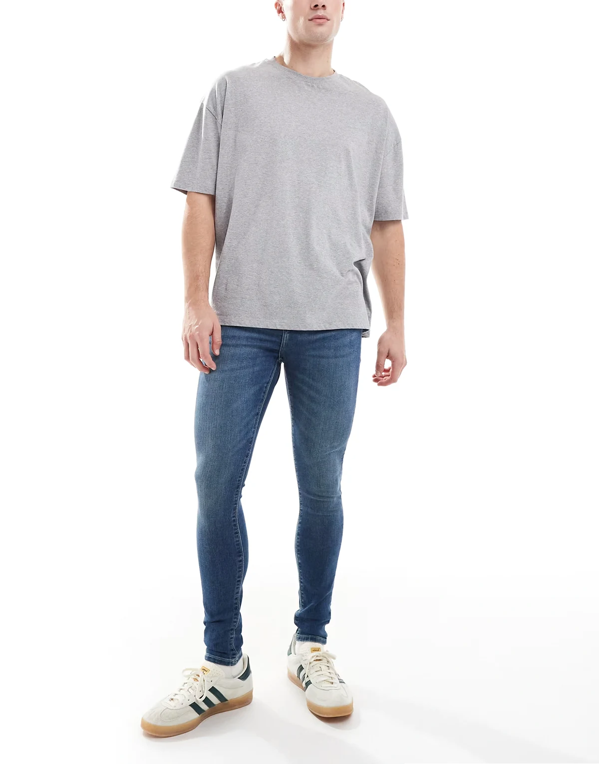 – Ciemnoniebieskie jeansy ze stretchem