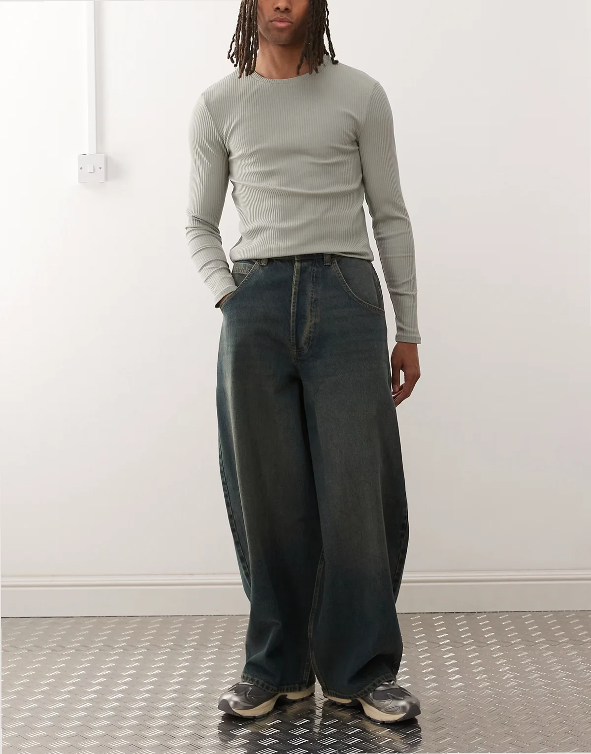 – X006 – Zielone jeansy z bardzo szerokimi nogawkami w stylu grunge i efektem sprania