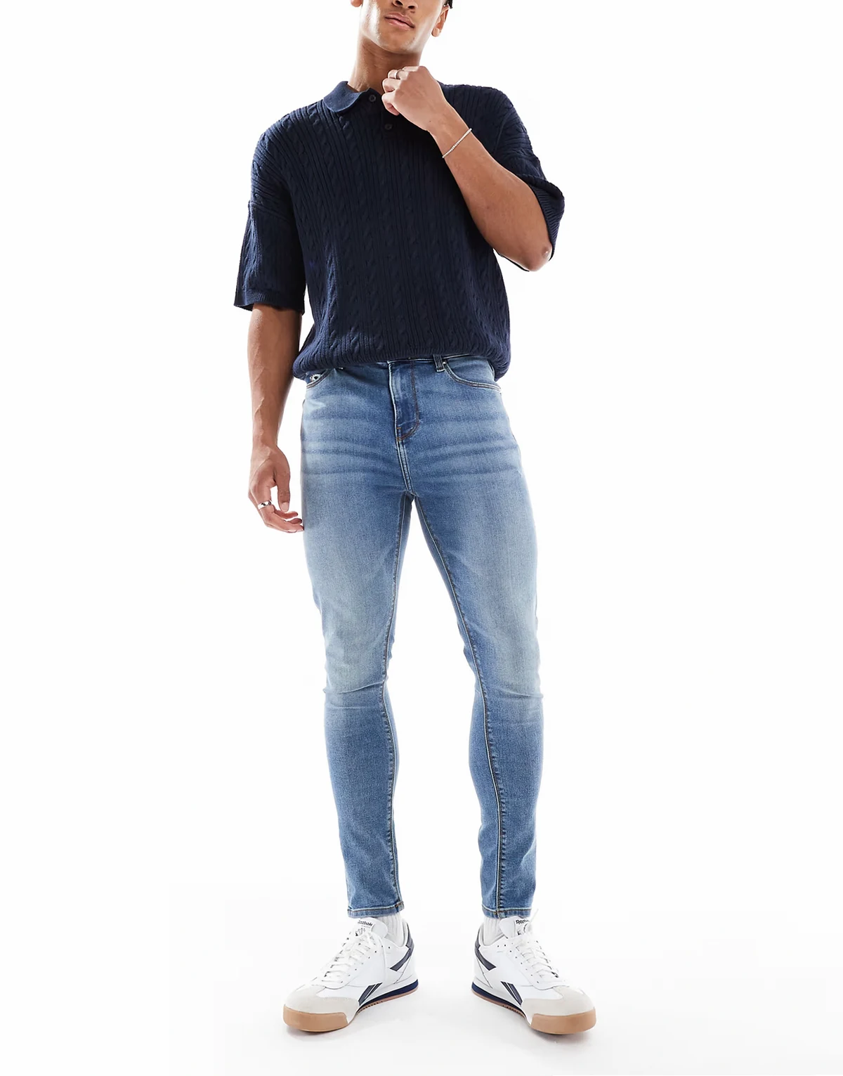 – Niebieskie jeansy z power stretchu