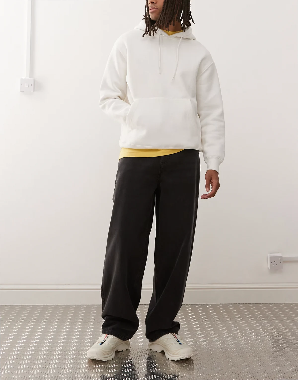 – X001 – Obszerne jeansy ze średnim stanem w spranym czarnym kolorze