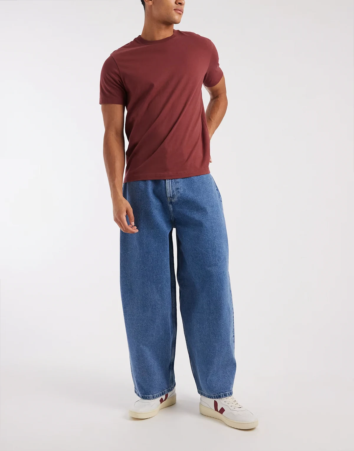 – Niebieskie luźne jeansy oversize