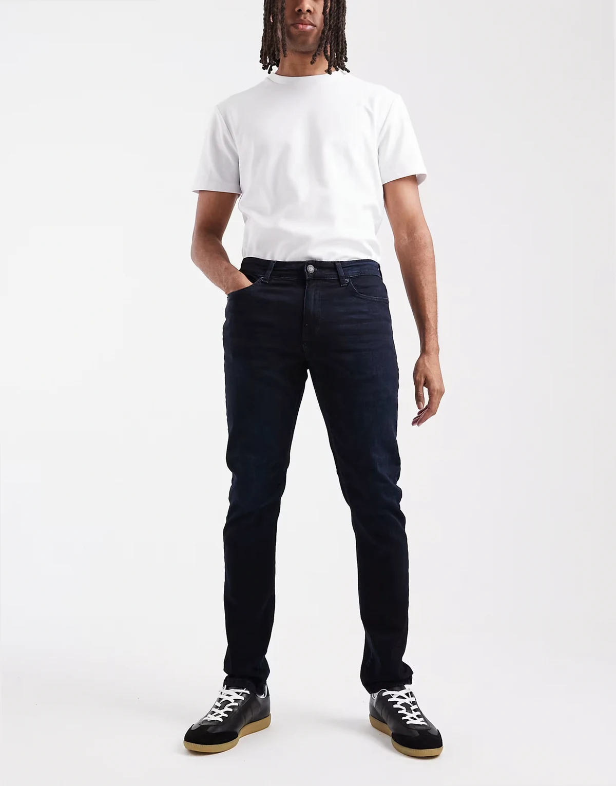 – Loom – Schmal geschnittene Jeans in blau-schwarzer Waschung