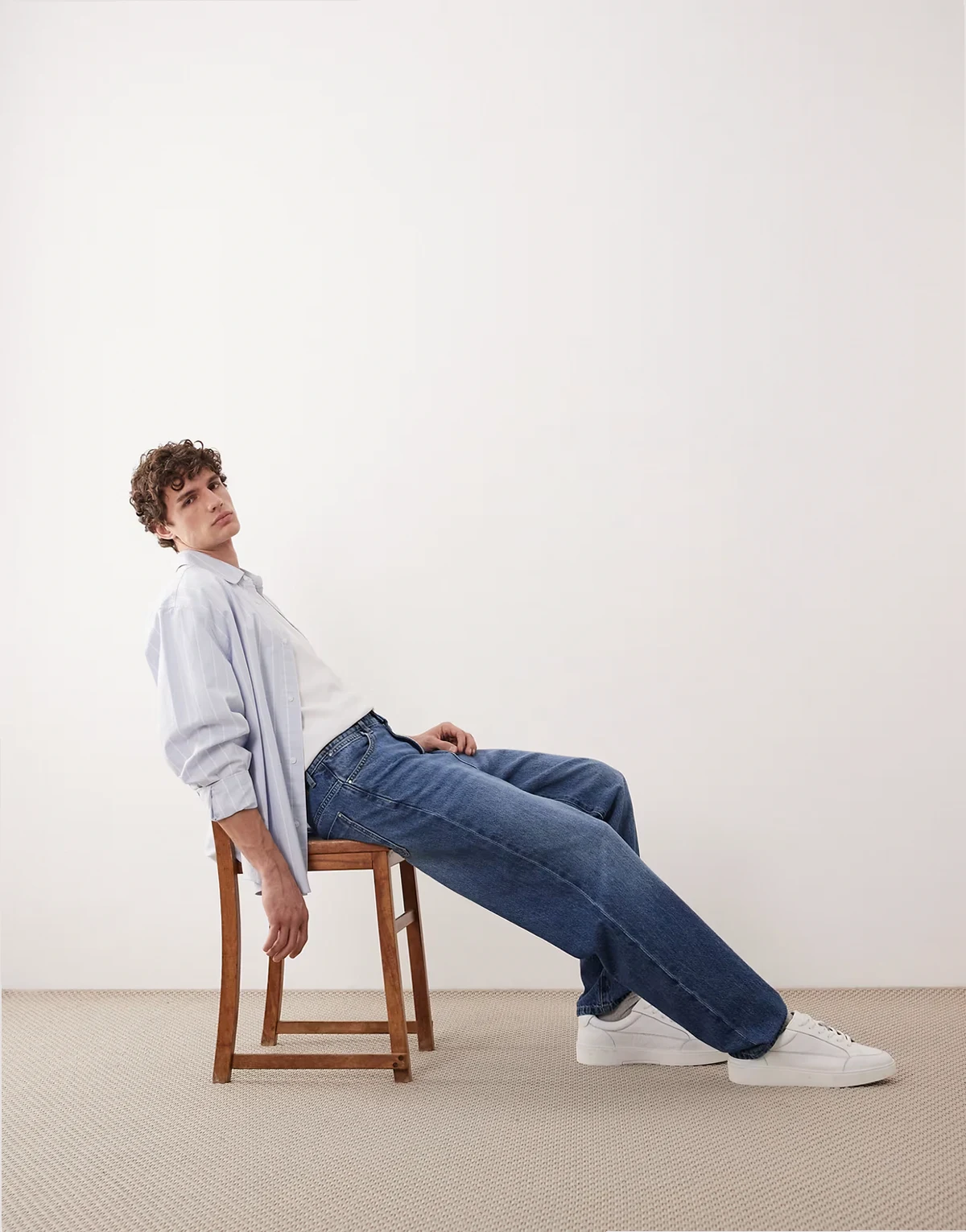 – AC-B-251 – Schmal geschnittene Karottenjeans in verwaschenem Mittelblau