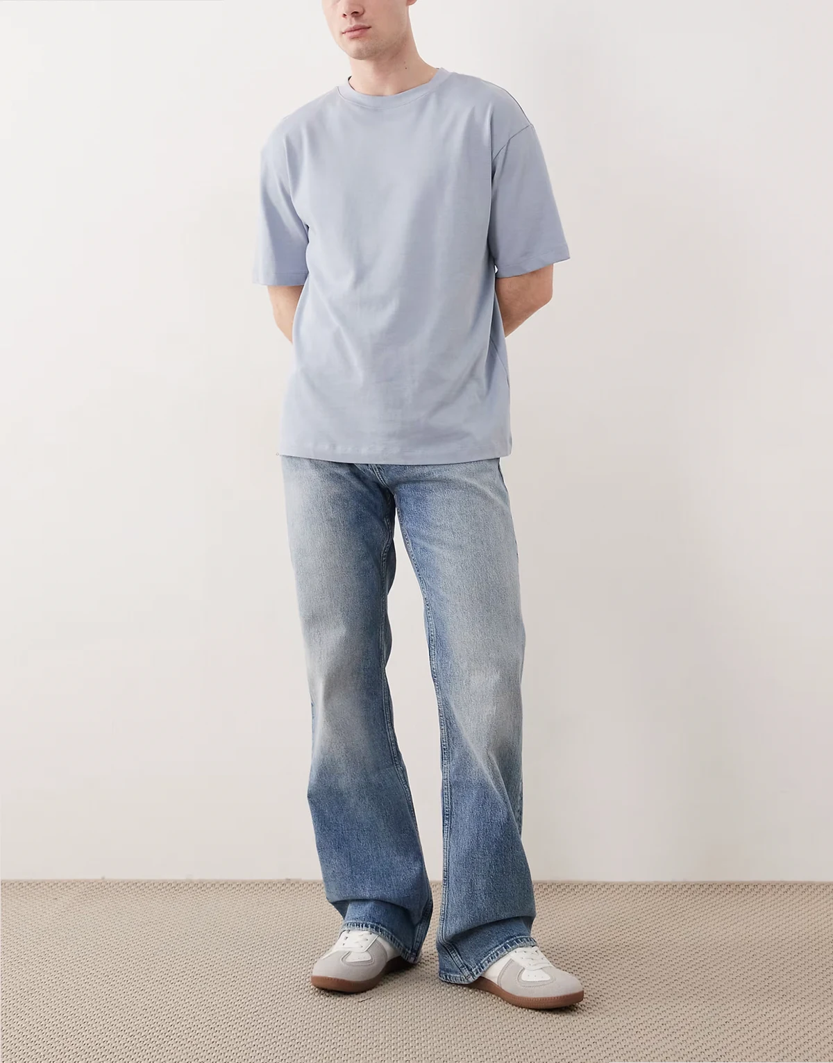 – Robbie – Bootcut-Jeans in mittelblauer Waschung