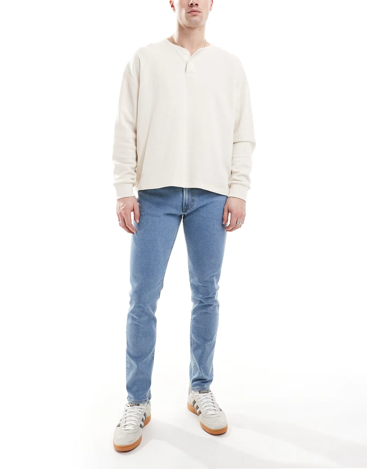 – Luke – Dopasowane jasnoniebieskie jeansy