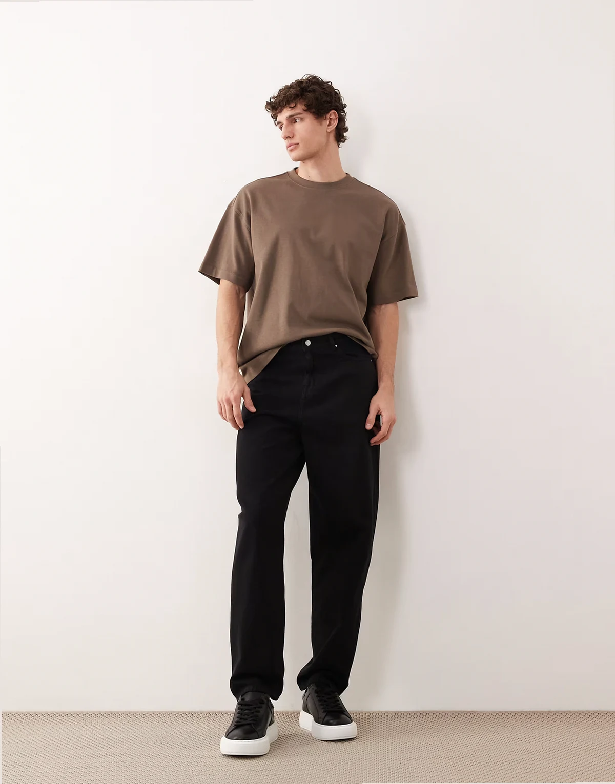 – AC-B-251 – Schmal geschnittene Karottenjeans in Schwarz