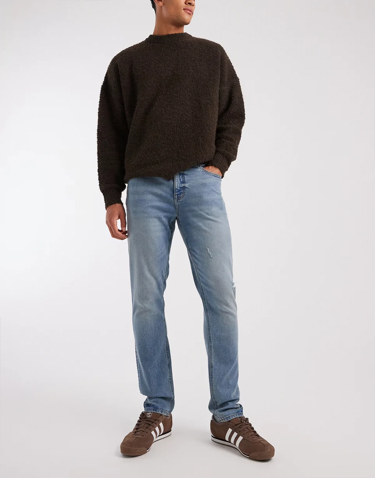 – Niebieskie obcisłe jeansy w stylu vintage