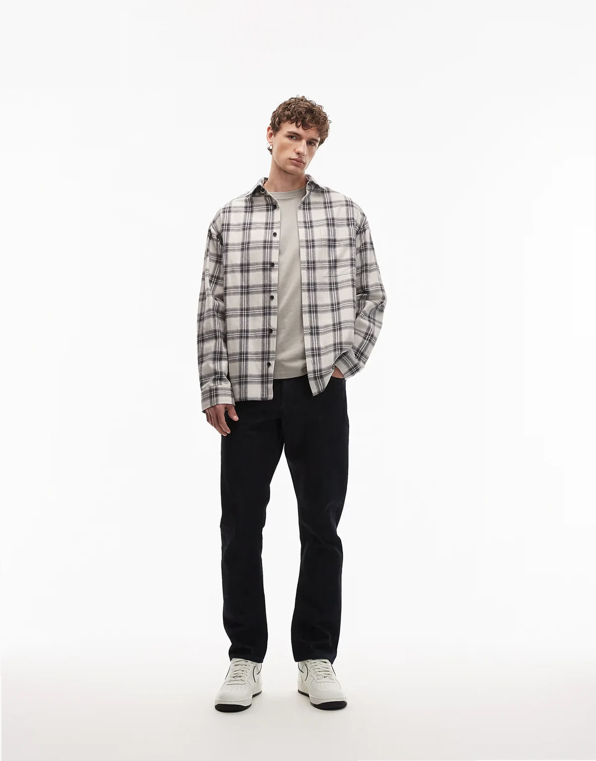 – Jeansy premium o dopasowanym kroju w kolorze indygo z wykończeniem selvedge