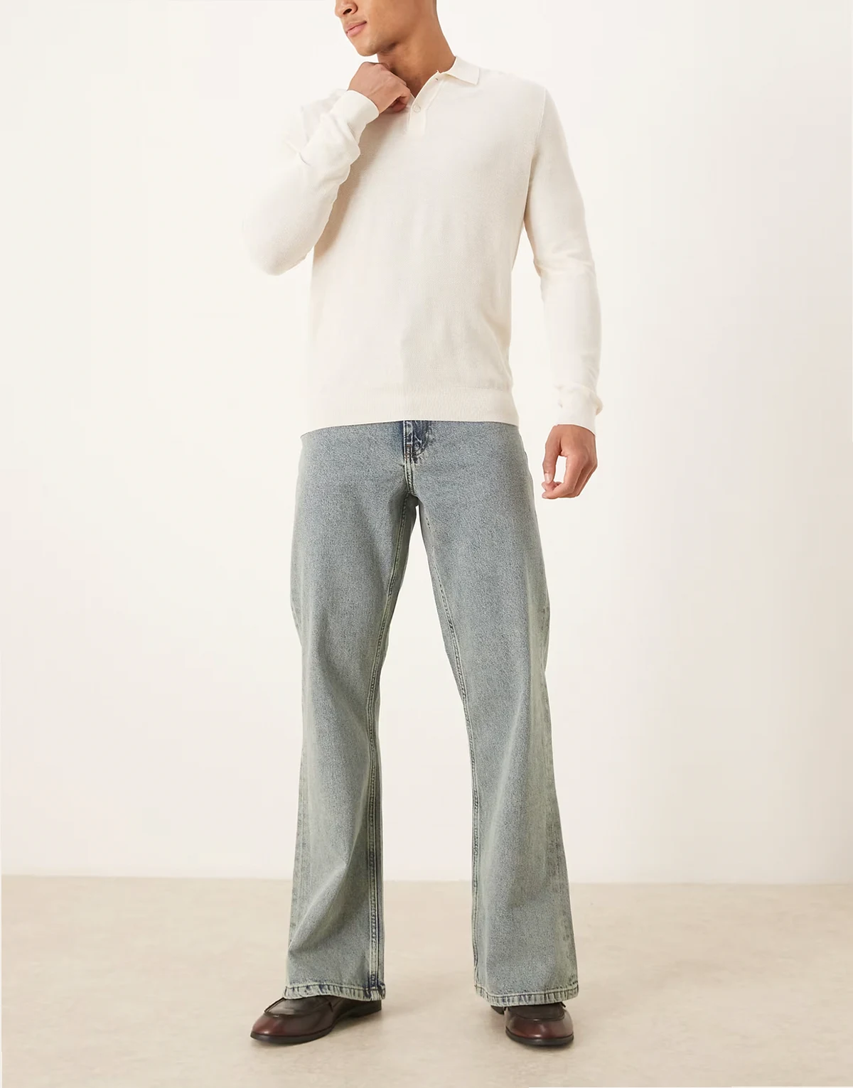 – Jasnoniebieskie szerokie dzwony jeansowe z efektem przebarwienia w stylu vintage
