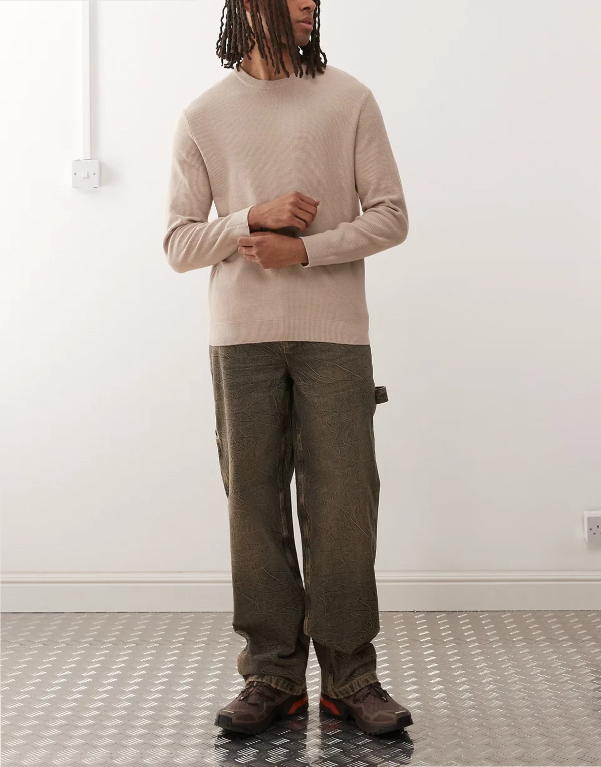 – X011 – Jeansy typu carpenter ze średnim stanem w spranym brązowym kolorze