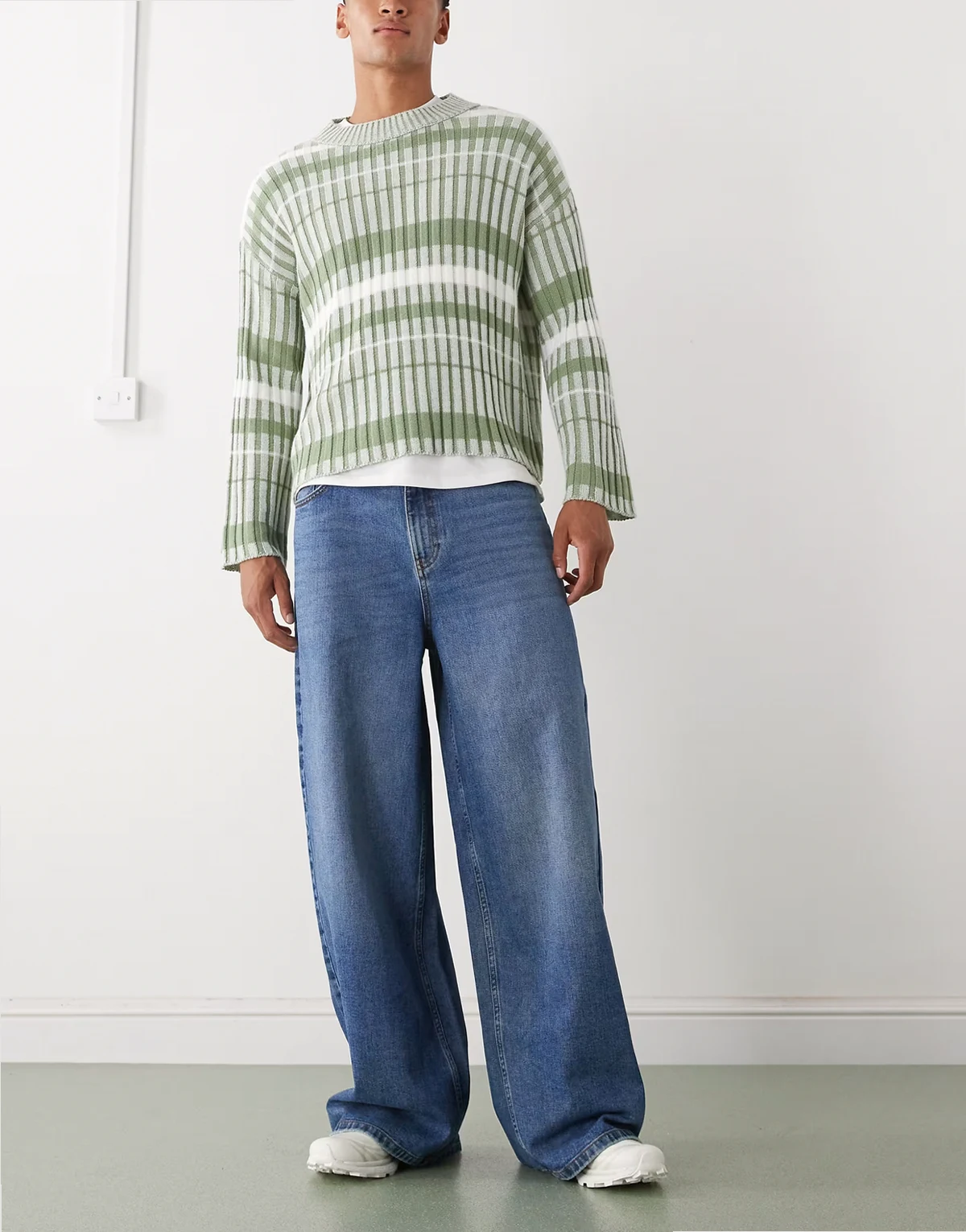 – X003 – Niebieskie jeansy z szerokimi nogawkami i średnim stanem