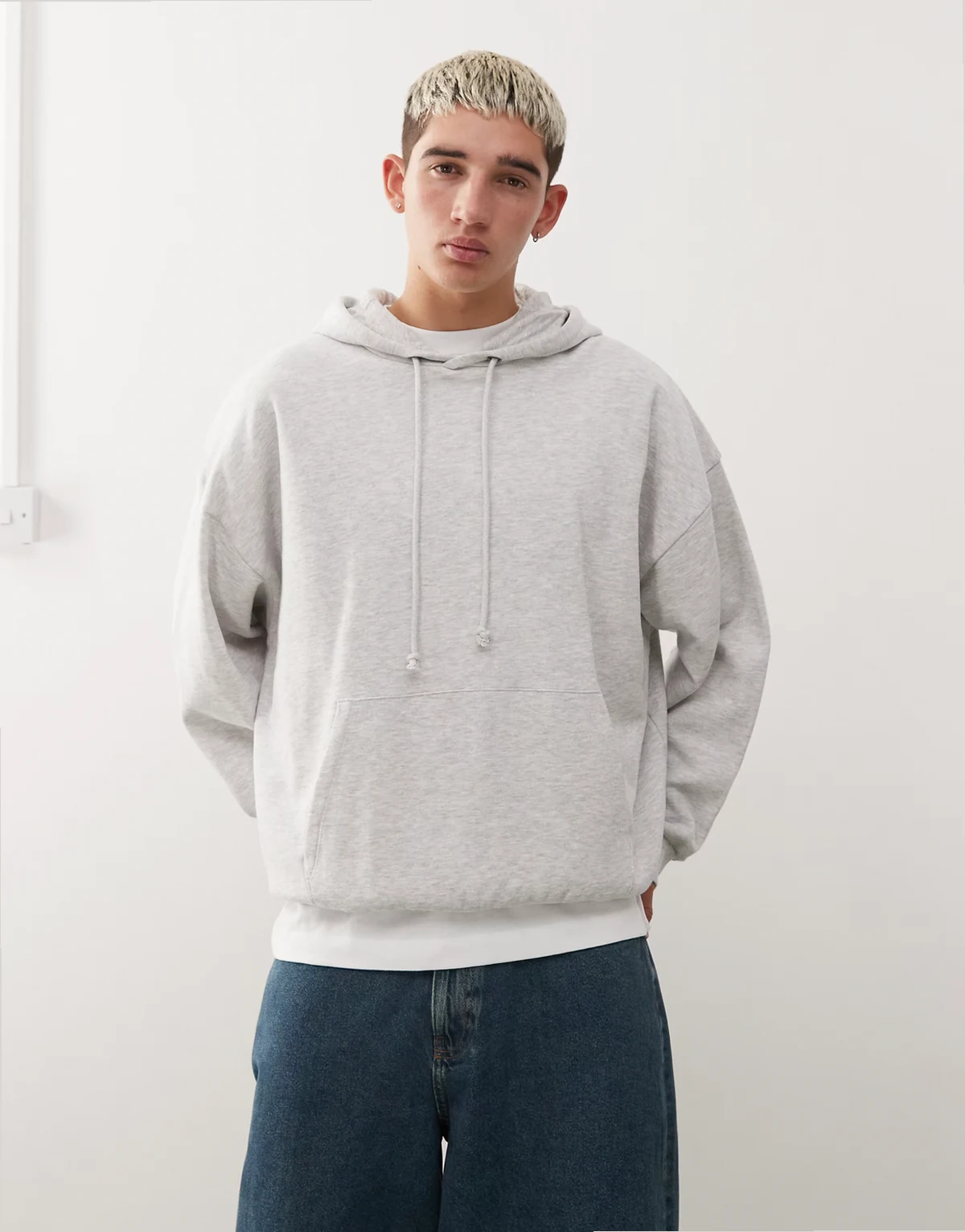 – Szara melanżowa bluza o pudełkowym kroju z kapturem