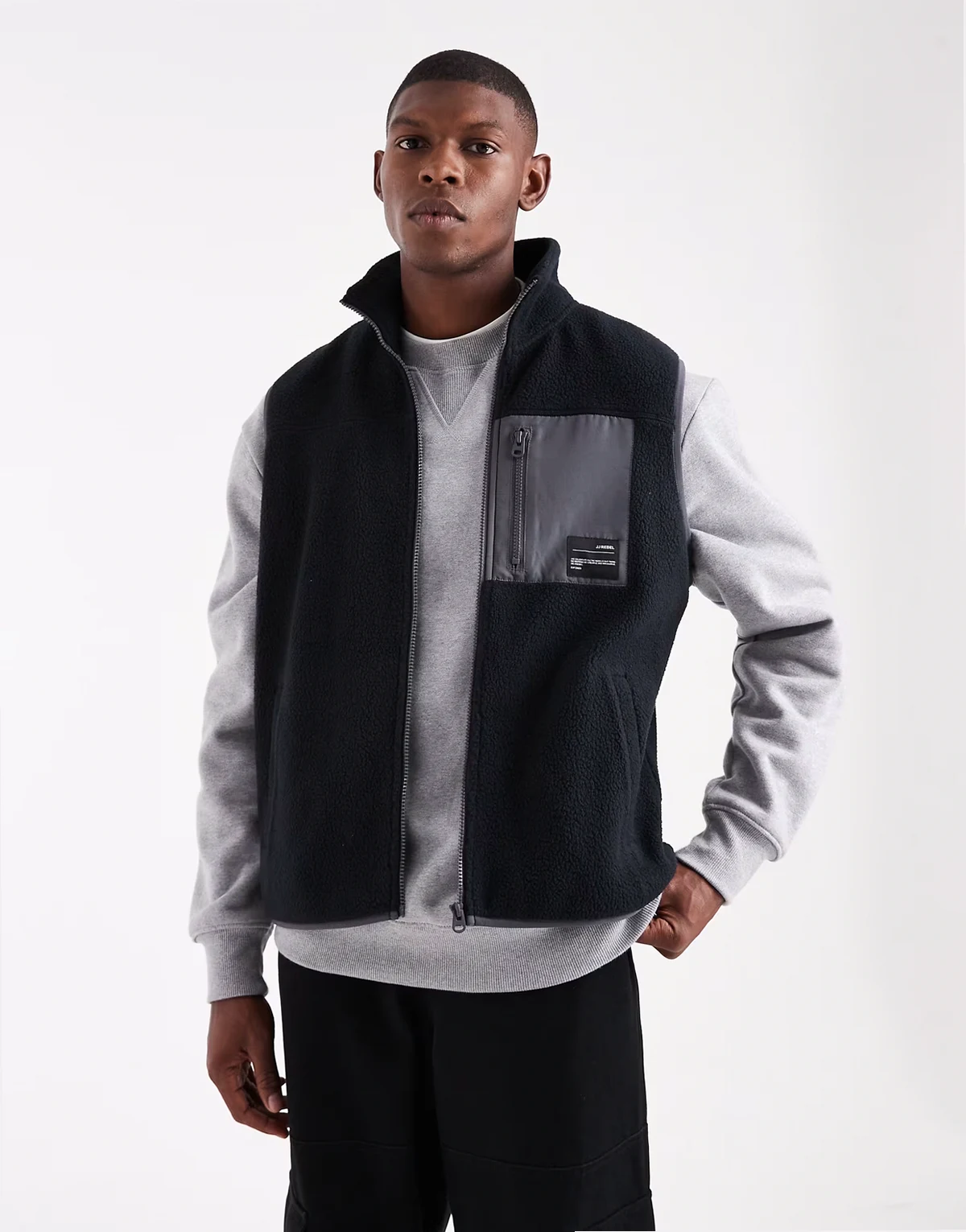 – Czarny polarowy bezrękawnik z kożuszka zapinany na zamek