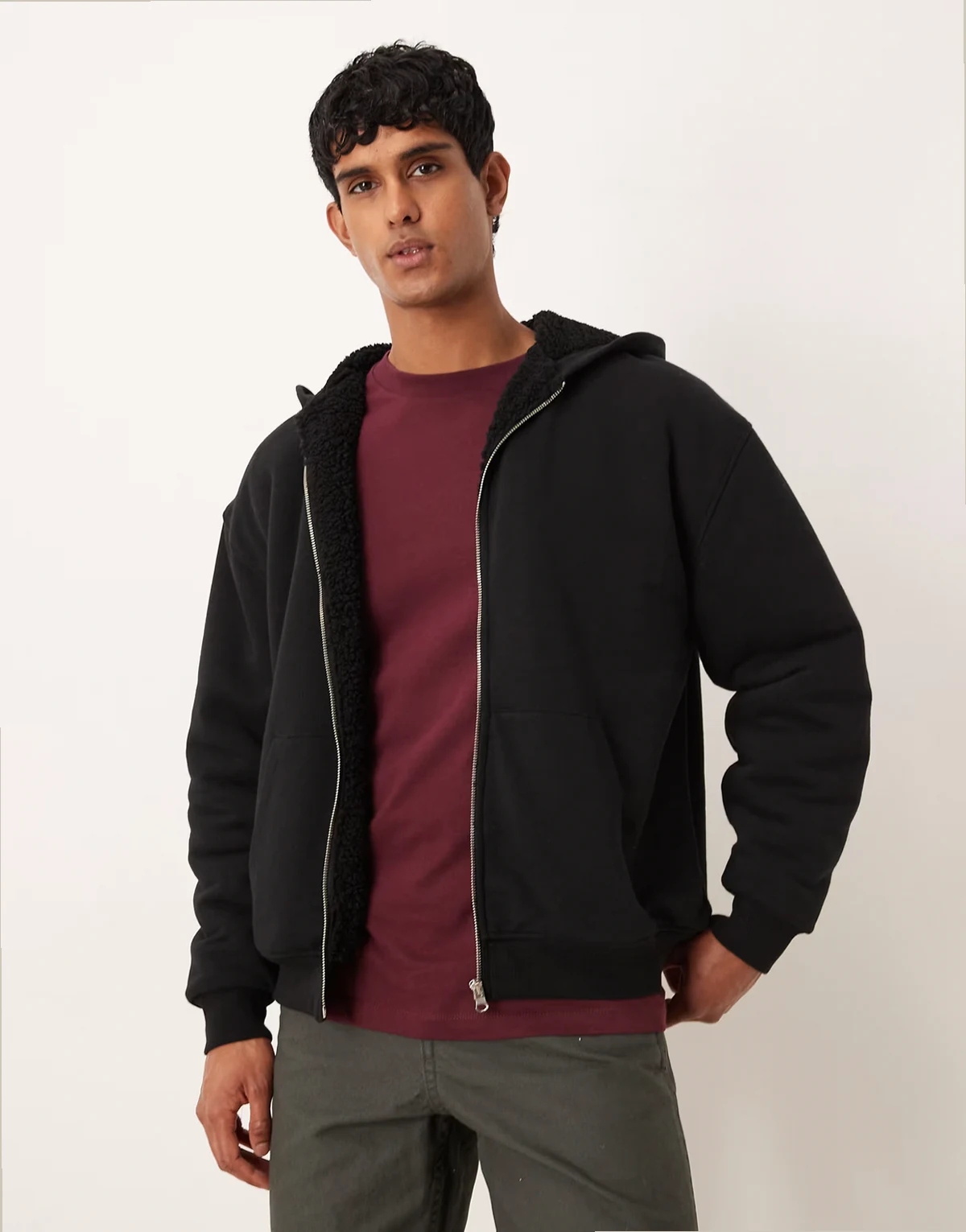 – Relaxed-Fit-Kapuzenjacke in Schwarz mit Teddyfell-Futter und durchgehendem Reißverschluss