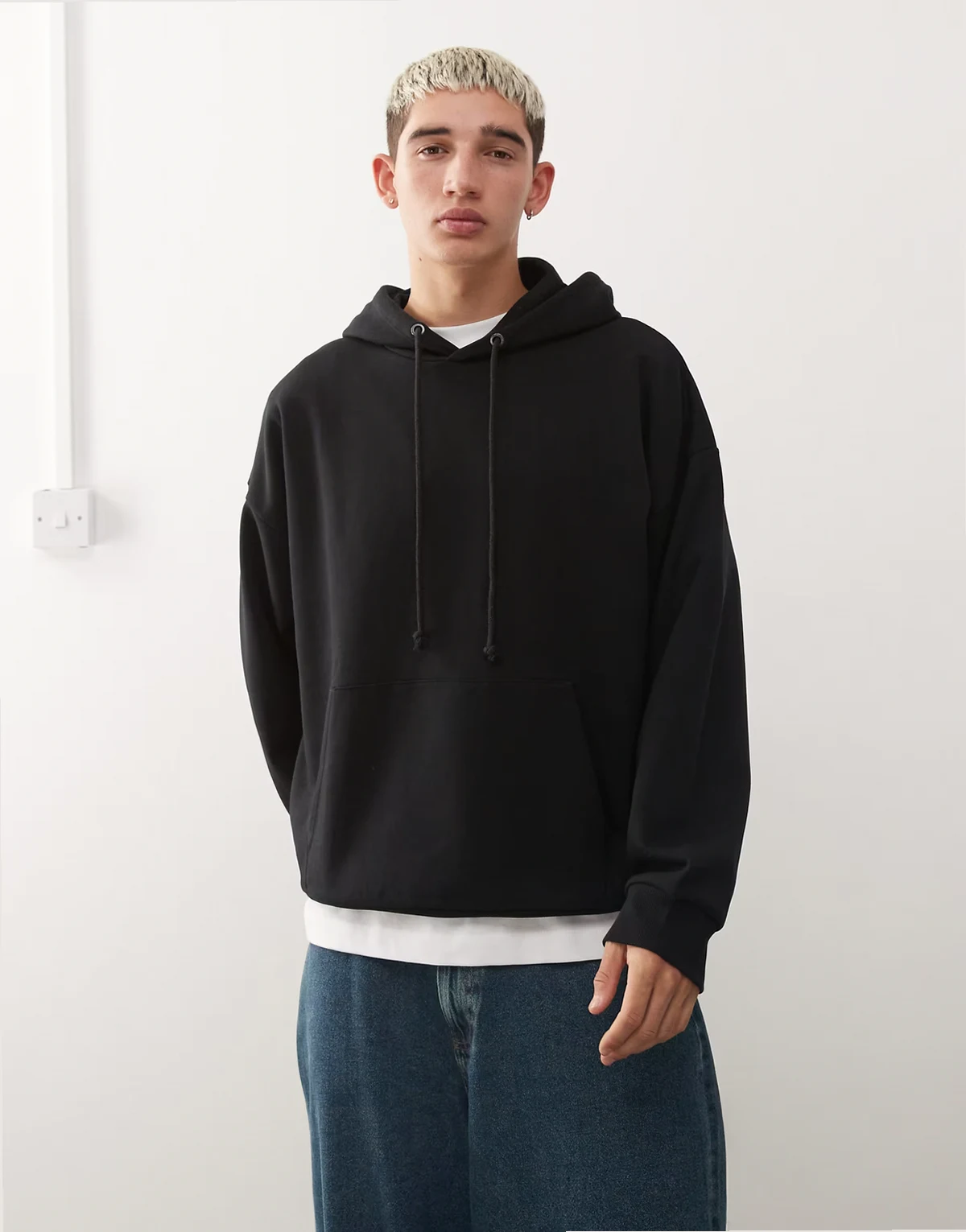 – Czarna pudełkowata bluza z kapturem