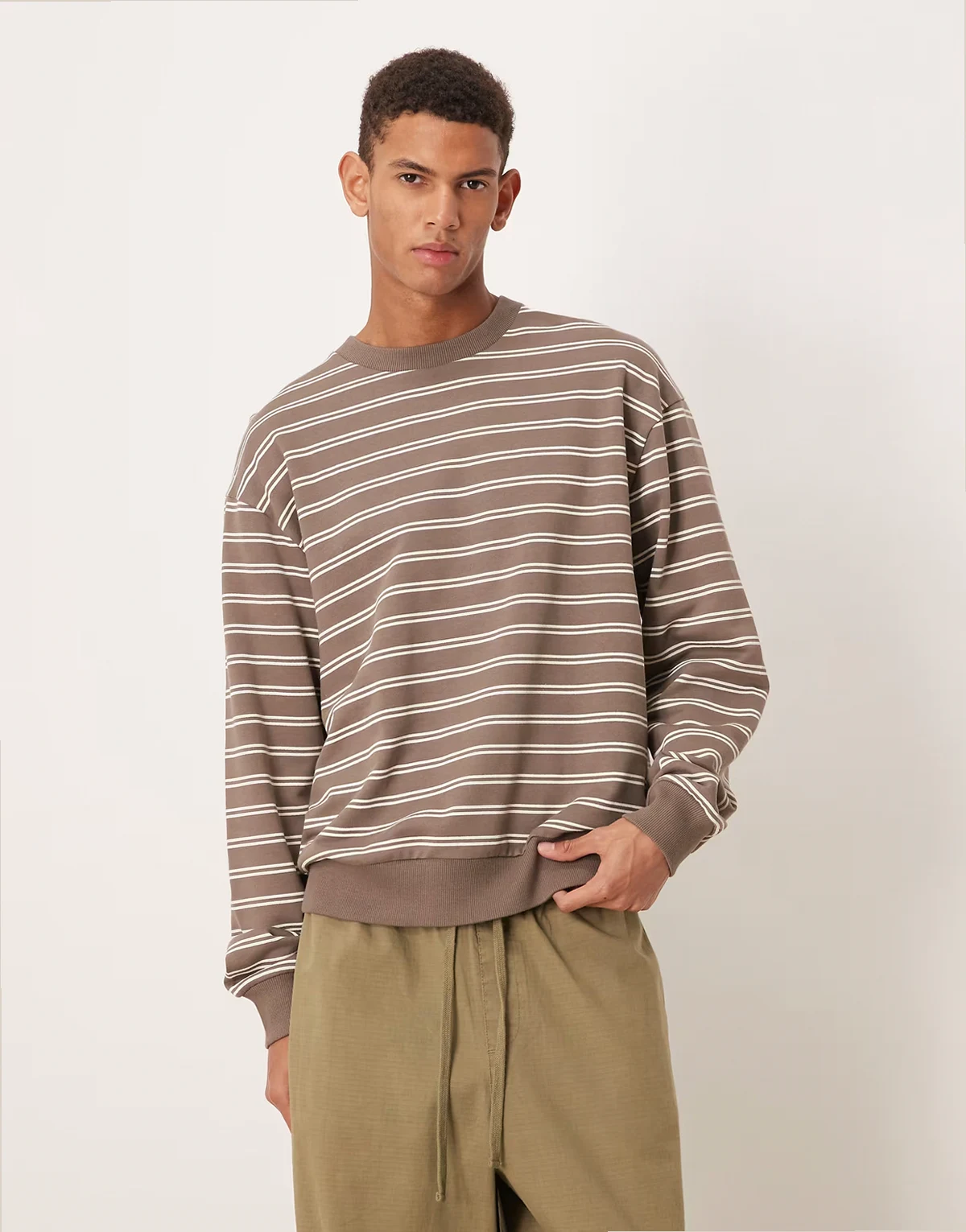 – Relaxed-Fit-Sweatshirt in Braun gestreift