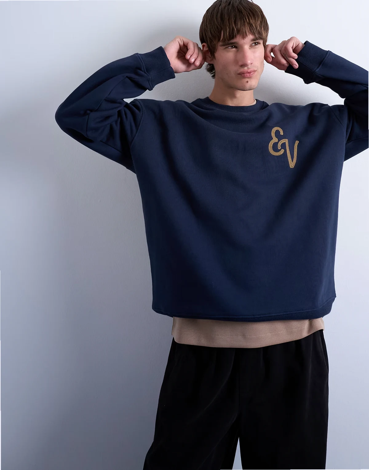 – Oversize-Sweatshirt in Marineblau mit „East Village“-Stickerei