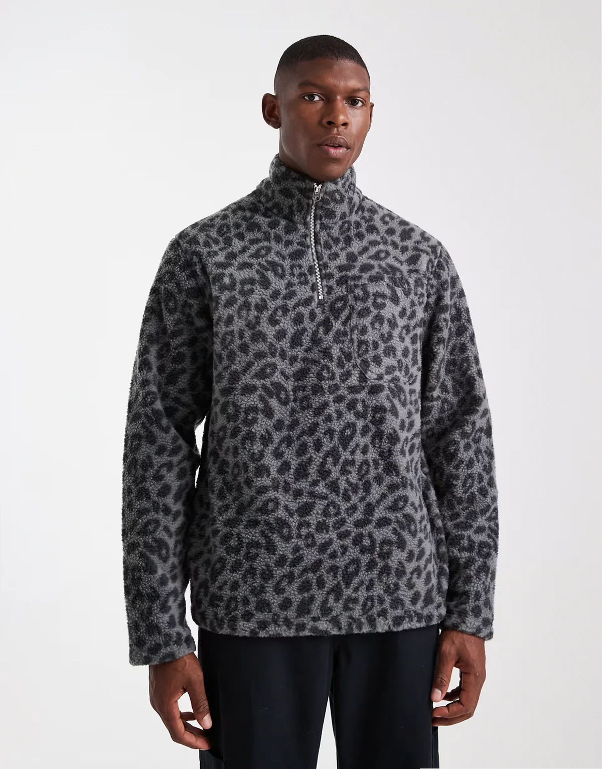 – Bluza polarowa w panterkę z zamkiem pod szyją