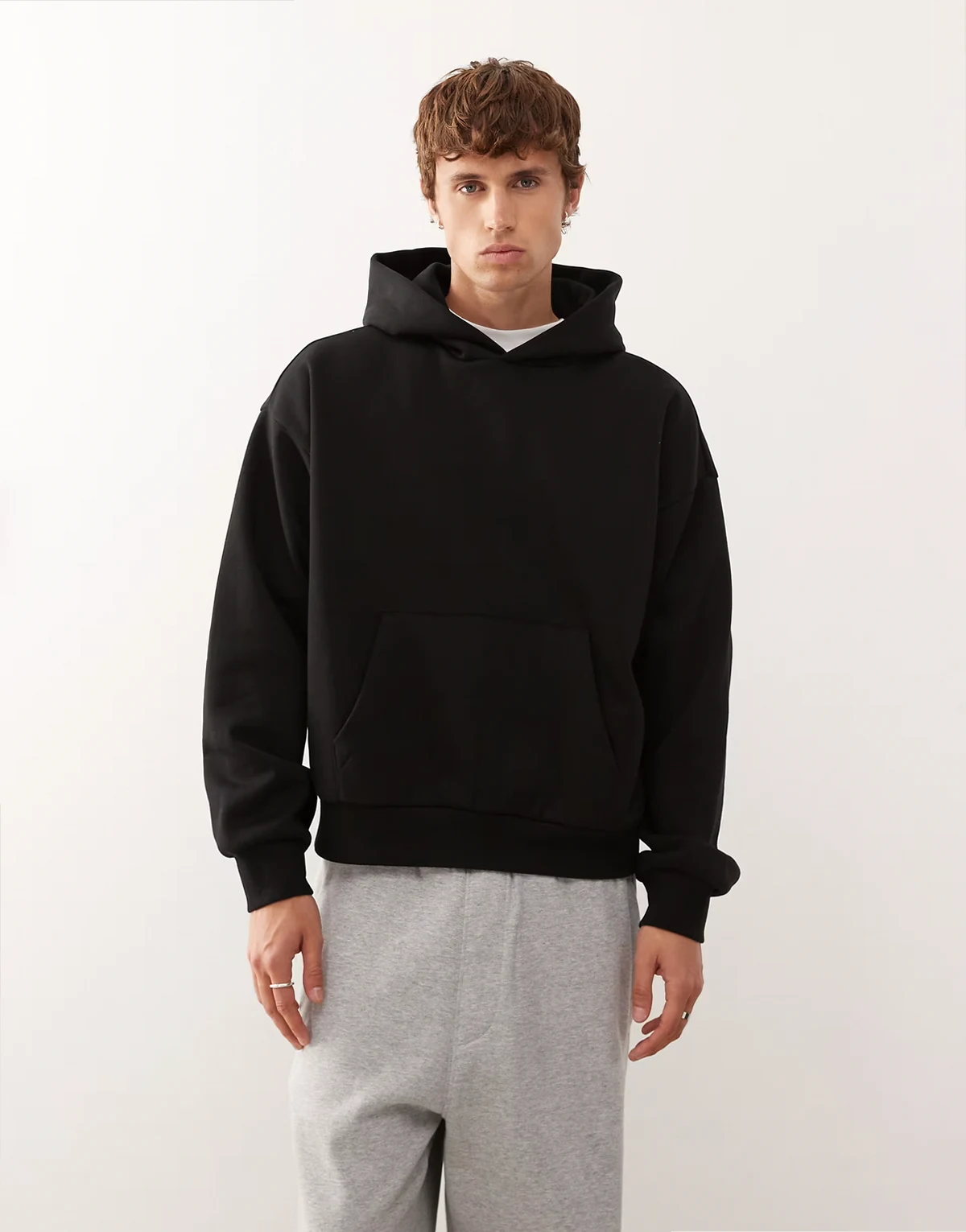– Kastiger Oversize-Kapuzenpullover aus schwerem Jersey in Schwarz