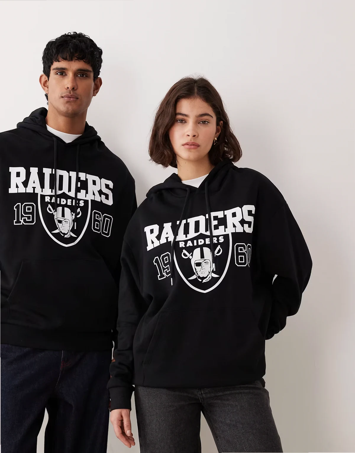 – Czarna bluza z kapturem unisex o kroju oversize z motywem Raiders