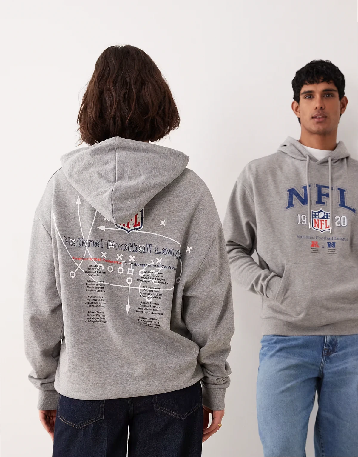 – Jasnoszara bluza z kapturem unisex o kroju oversize z nadrukiem NFL