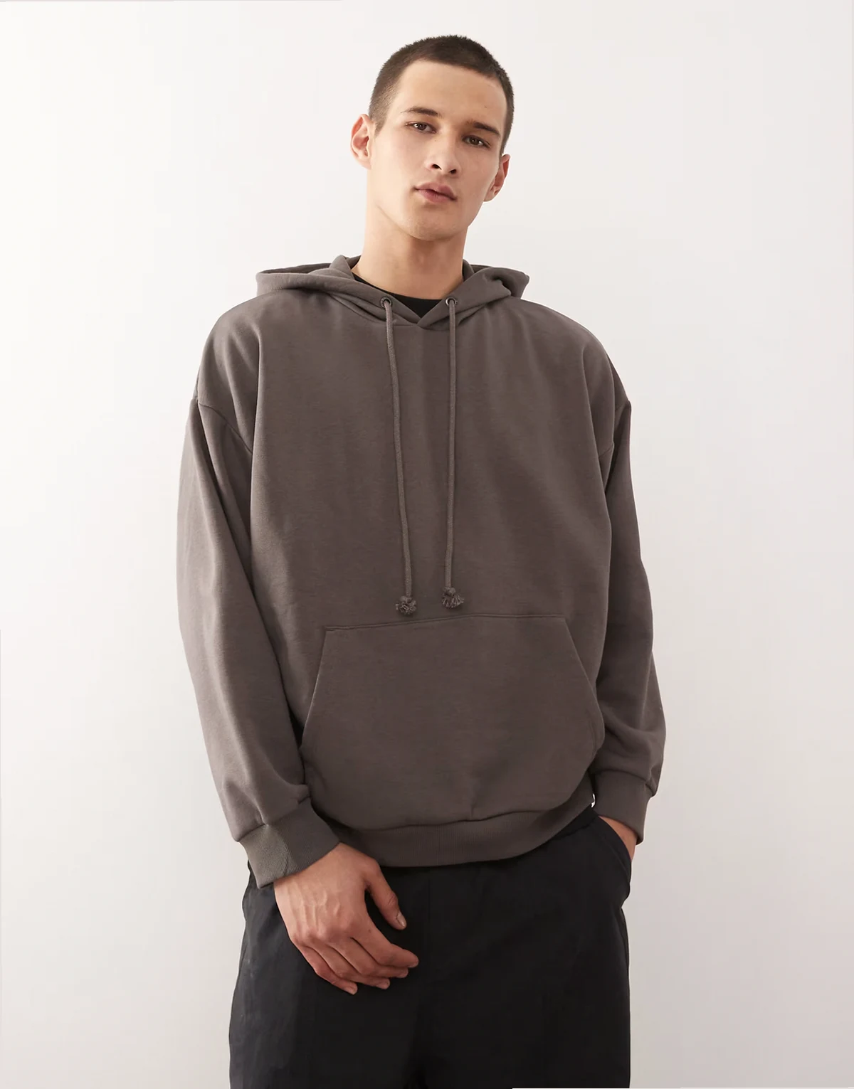 – Grafitowoszara bluza z kapturem o pudełkowym kroju