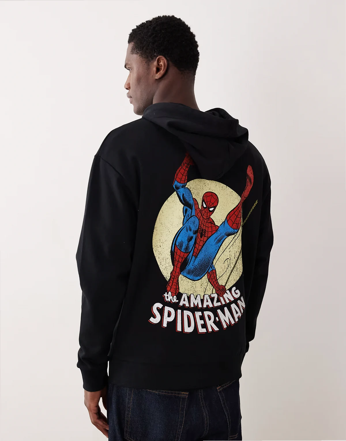 – Czarna luźna bluza oversize z kapturem i nadrukiem Spidermana