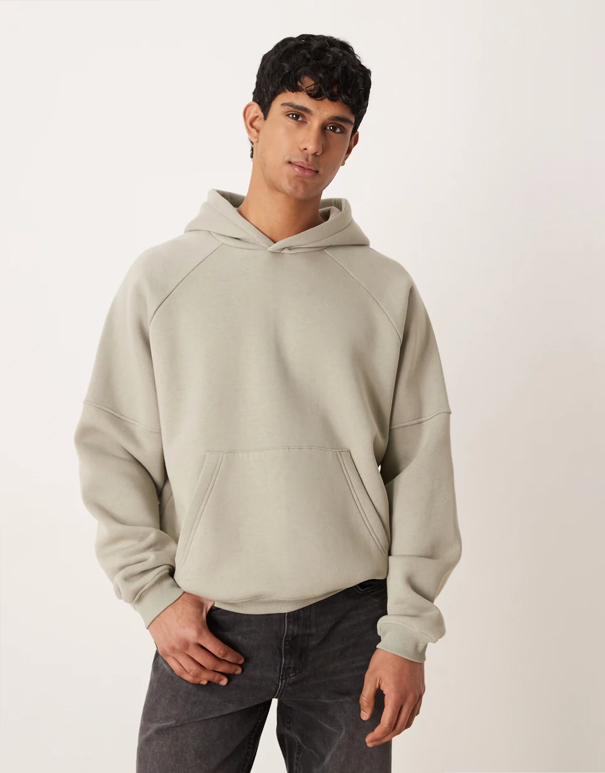 – Beżowa bluza z kapturem o fasonie extreme oversize, część zestawu