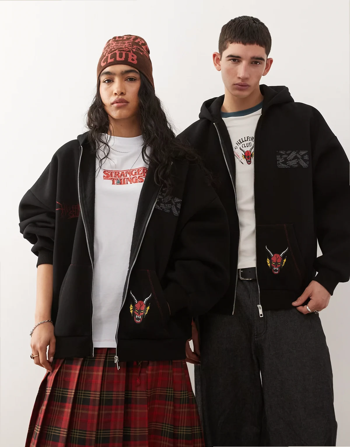 x Stranger Things – Czarna gruba bluza unisex o pudełkowym kroju z naszywkami