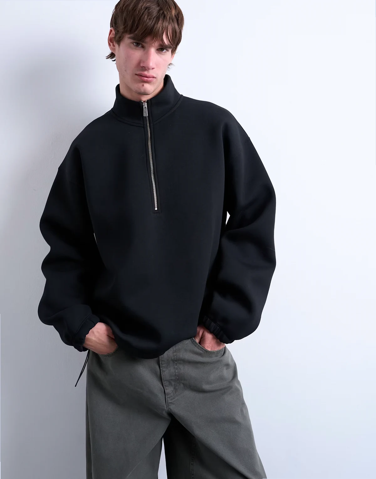 – Pullover aus Material in Neoprenoptik in Schwarz mit kurzem Reißverschluss und Stehkragen