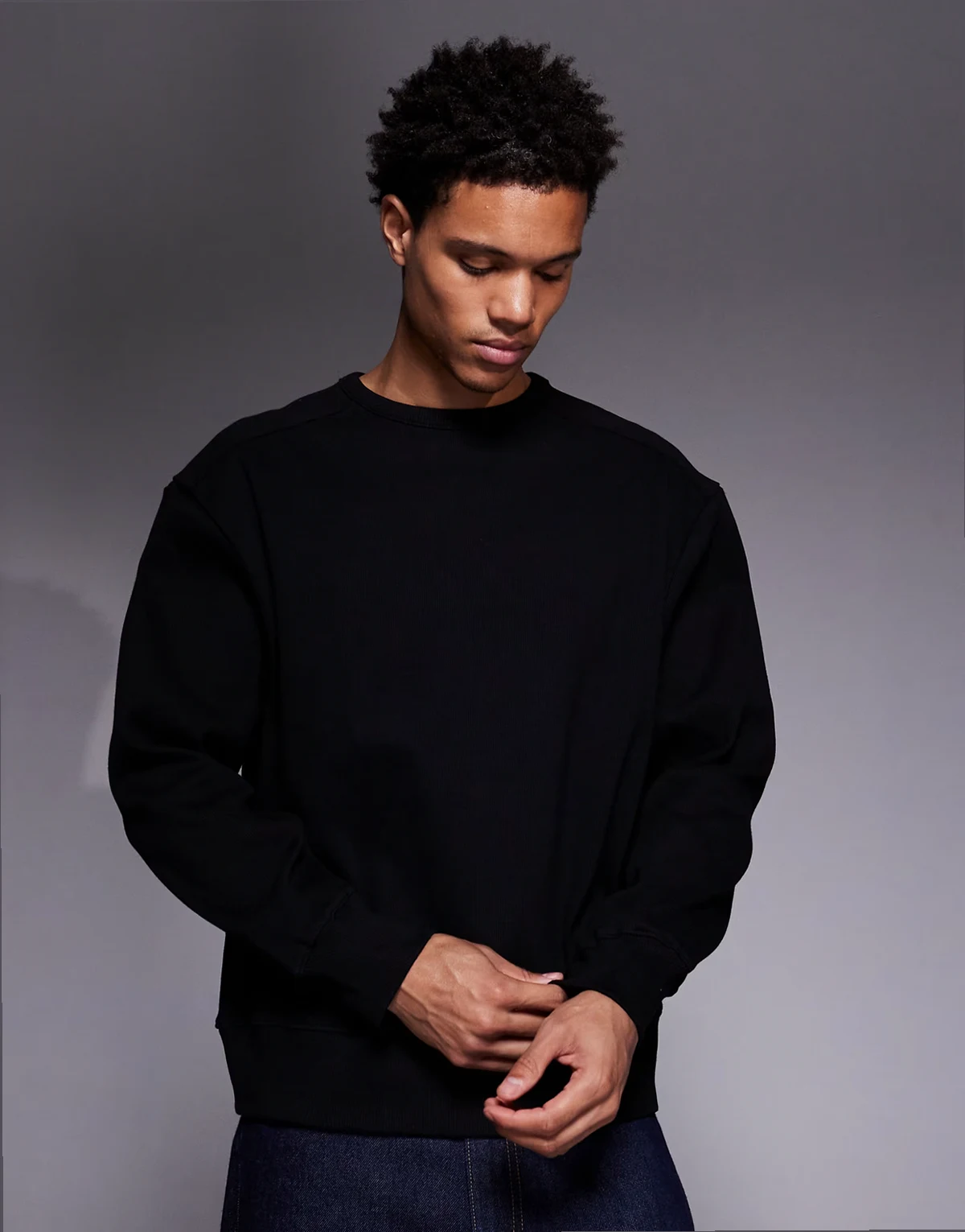 – Gruba prążkowana bluza oversize w kolorze czarnym
