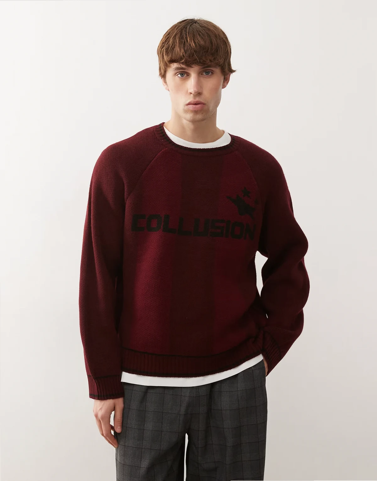 – Czerwona pudełkowa bluza dzianinowa w piłkarskim stylu