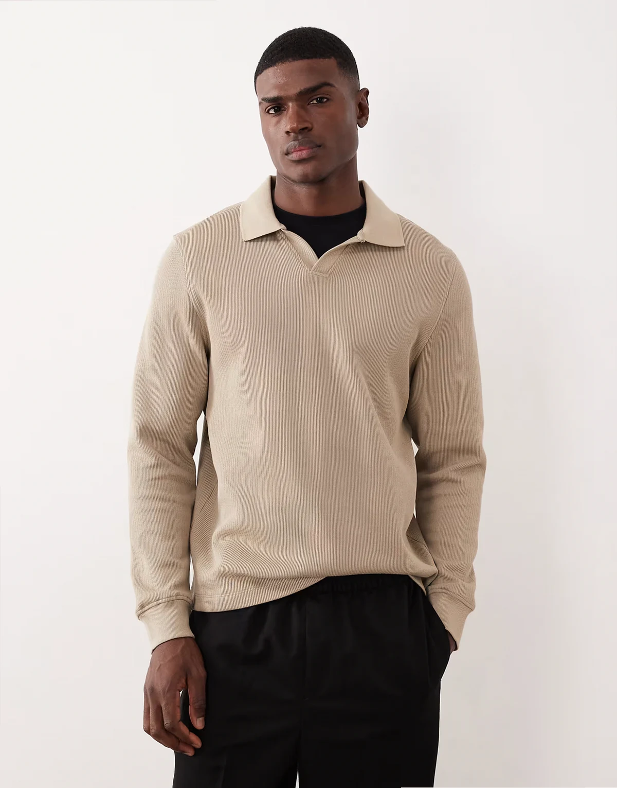 – Beżowa prążkowana bluza polo