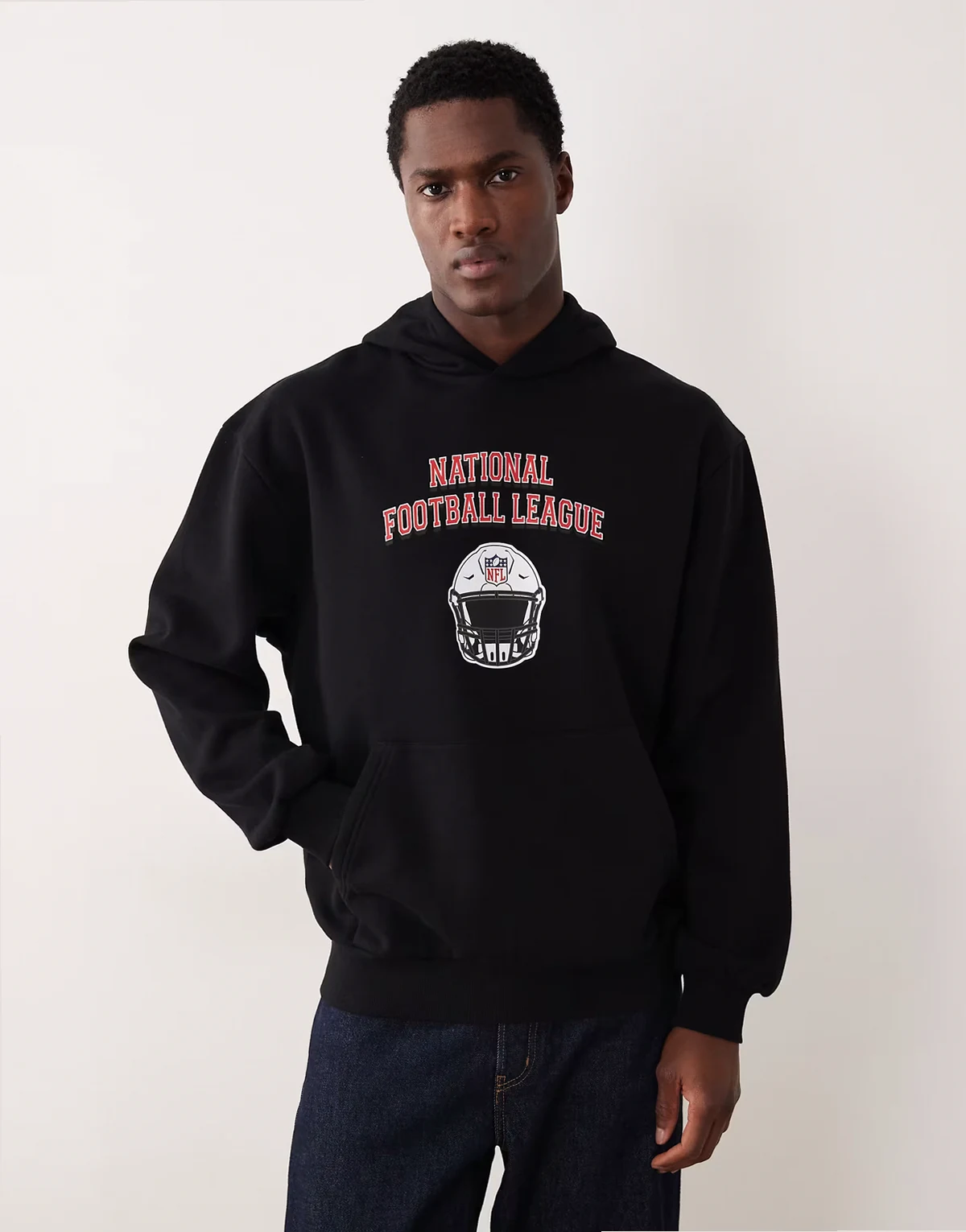 – Czarna luźna bluza z kapturem i nadrukiem z logo NFL