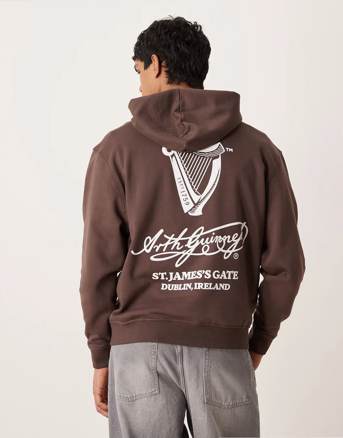 – Brązowa bluza unisex o fasonie oversize z kapturem i napisem Guinness