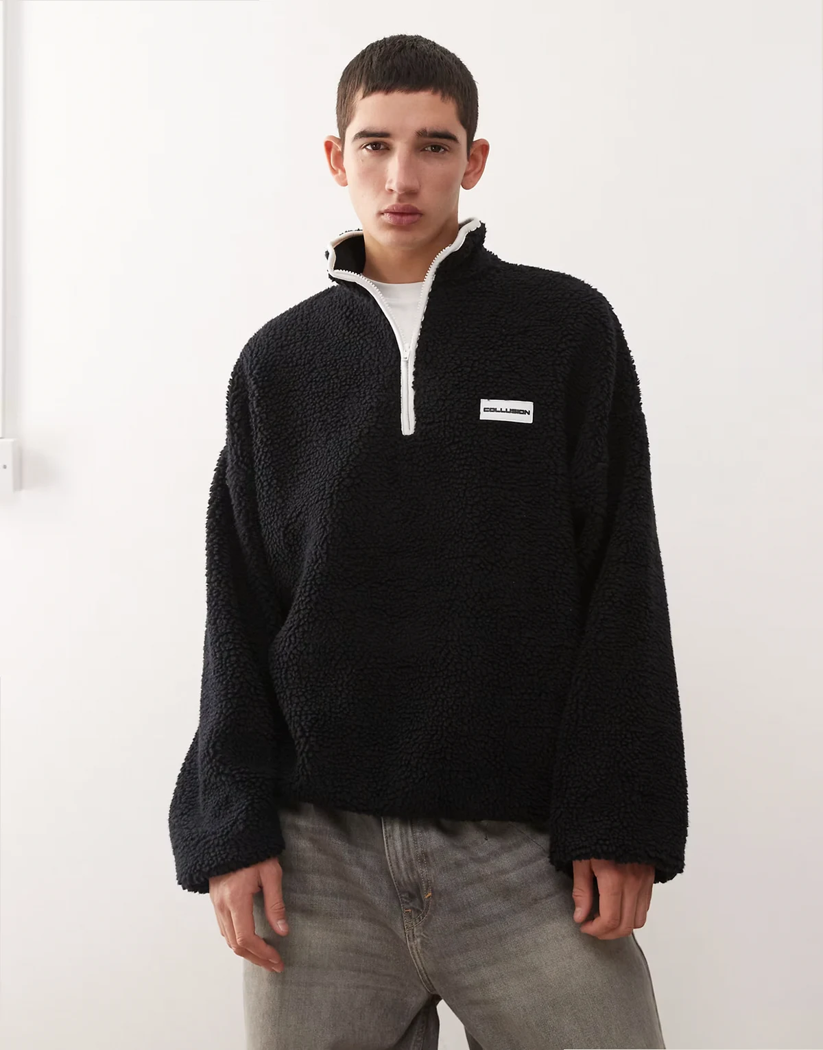 – Czarna bluza z polaru typu baranek z zamkiem pod szyją