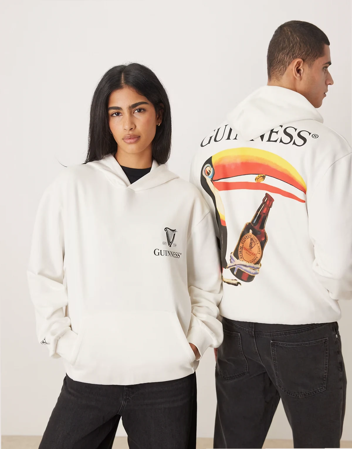– Kremowa luźna bluza z kapturem unisex z nadrukiem z motywem piwa GUINNESS