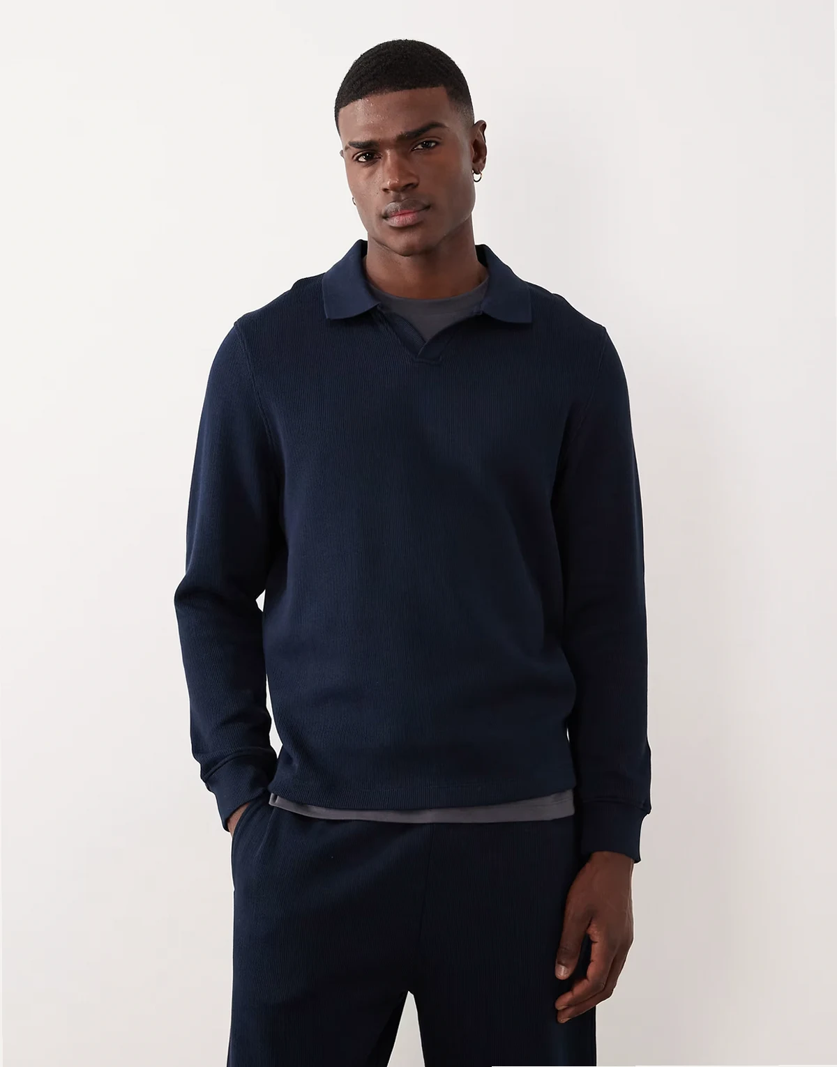 – Granatowa bluza polo