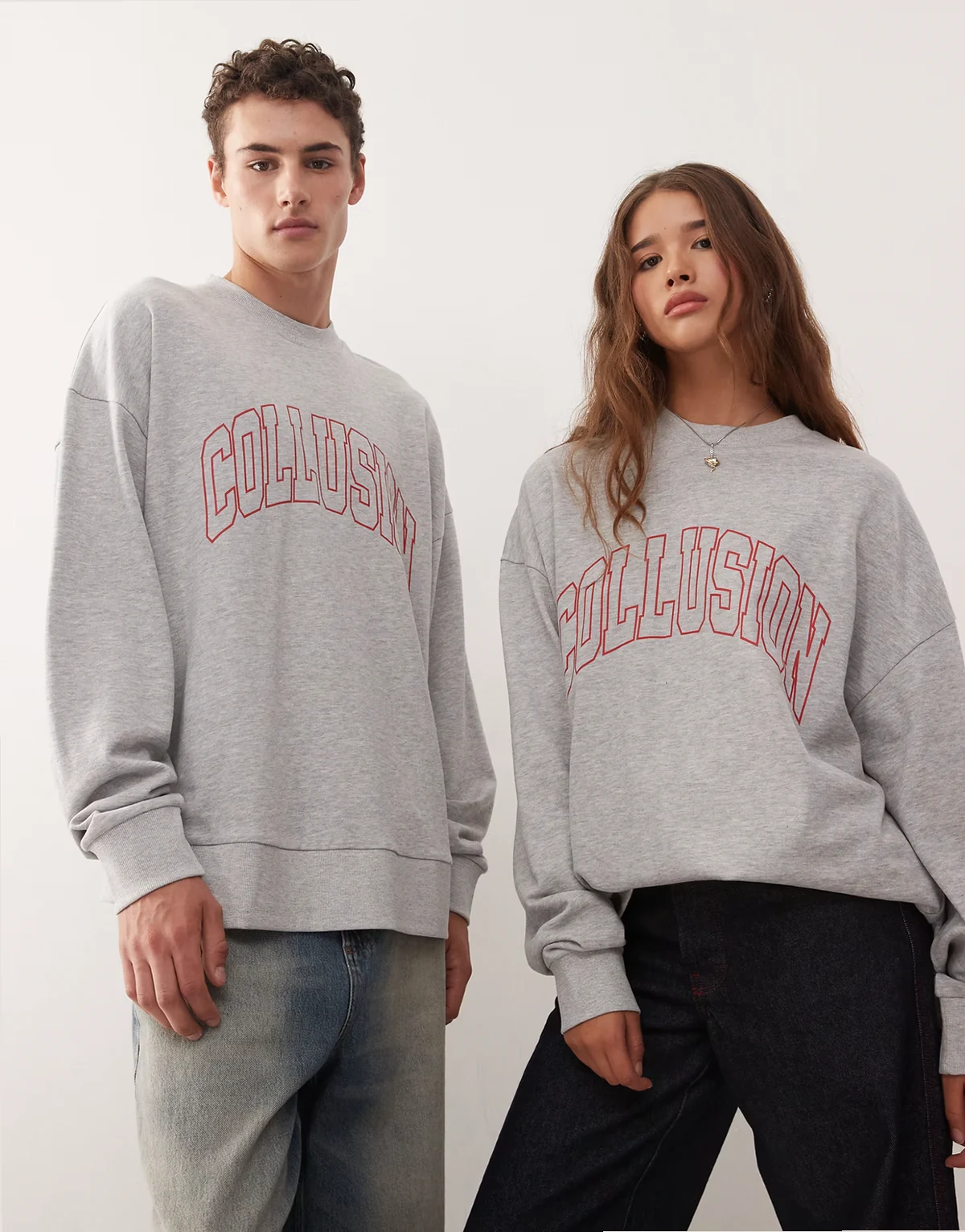 – Szara bluza varsity z czerwonym nadrukiem