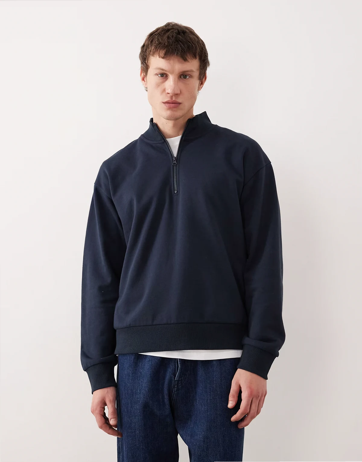 – Granatowa koszula dresowa oversize z zapięciem na zamek pod szyją