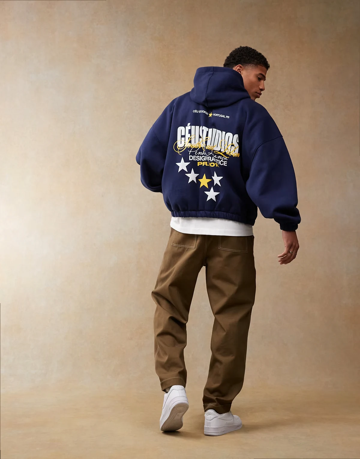 – Granatowa bluza o kroju extreme oversize, z kapturem i nadrukiem na plecach