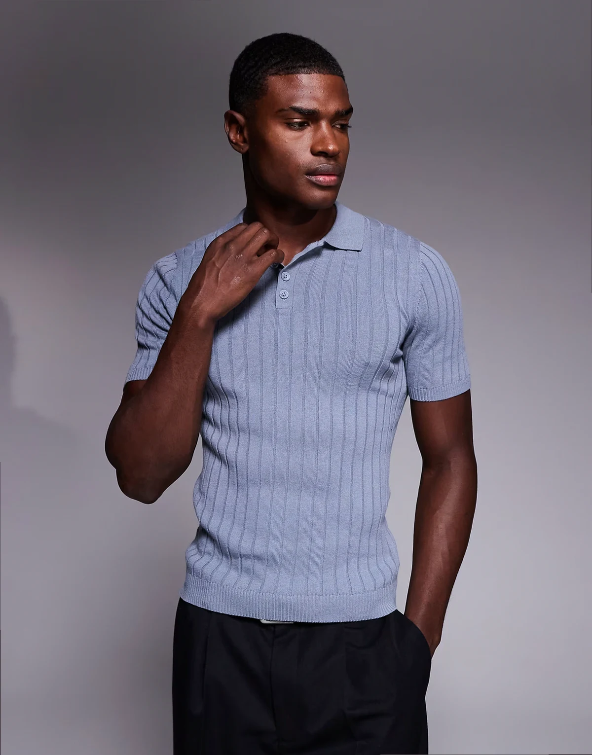 – Körperbetontes Poloshirt aus Rippstrick in Blau