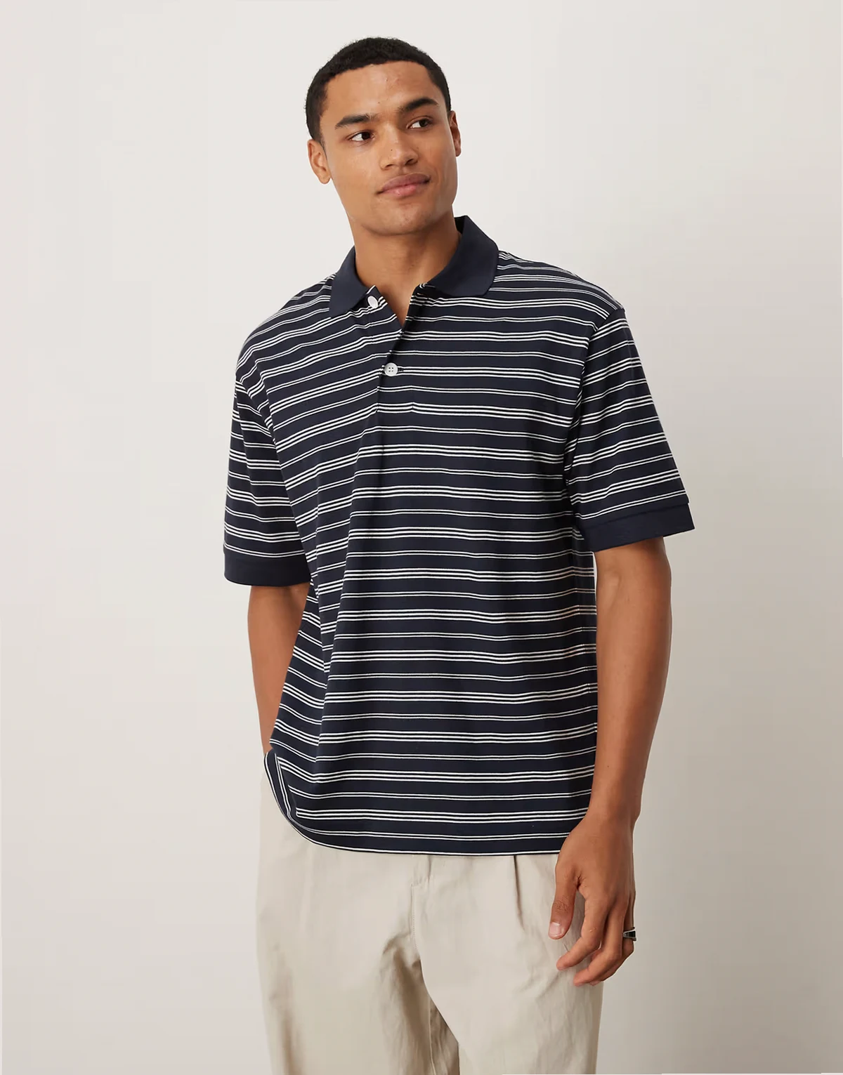 – Kurzärmliges, gestreiftes Polohemd in Blau aus Jersey aus reiner Baumwolle